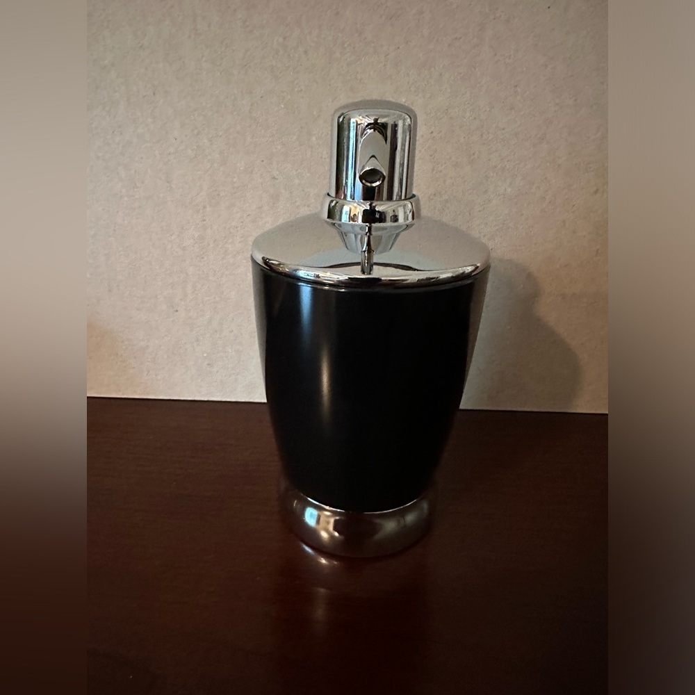 2 pc Bathroom Accessory Set - Picture 2 of 8